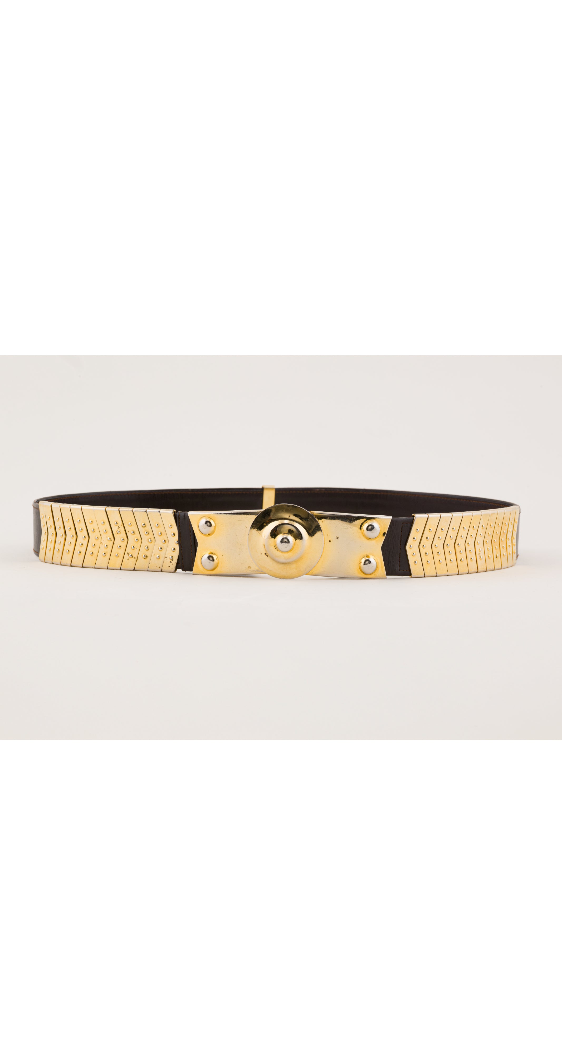 Front of a vintage Roberta di Camerino 1970s brown belt with gold hardware