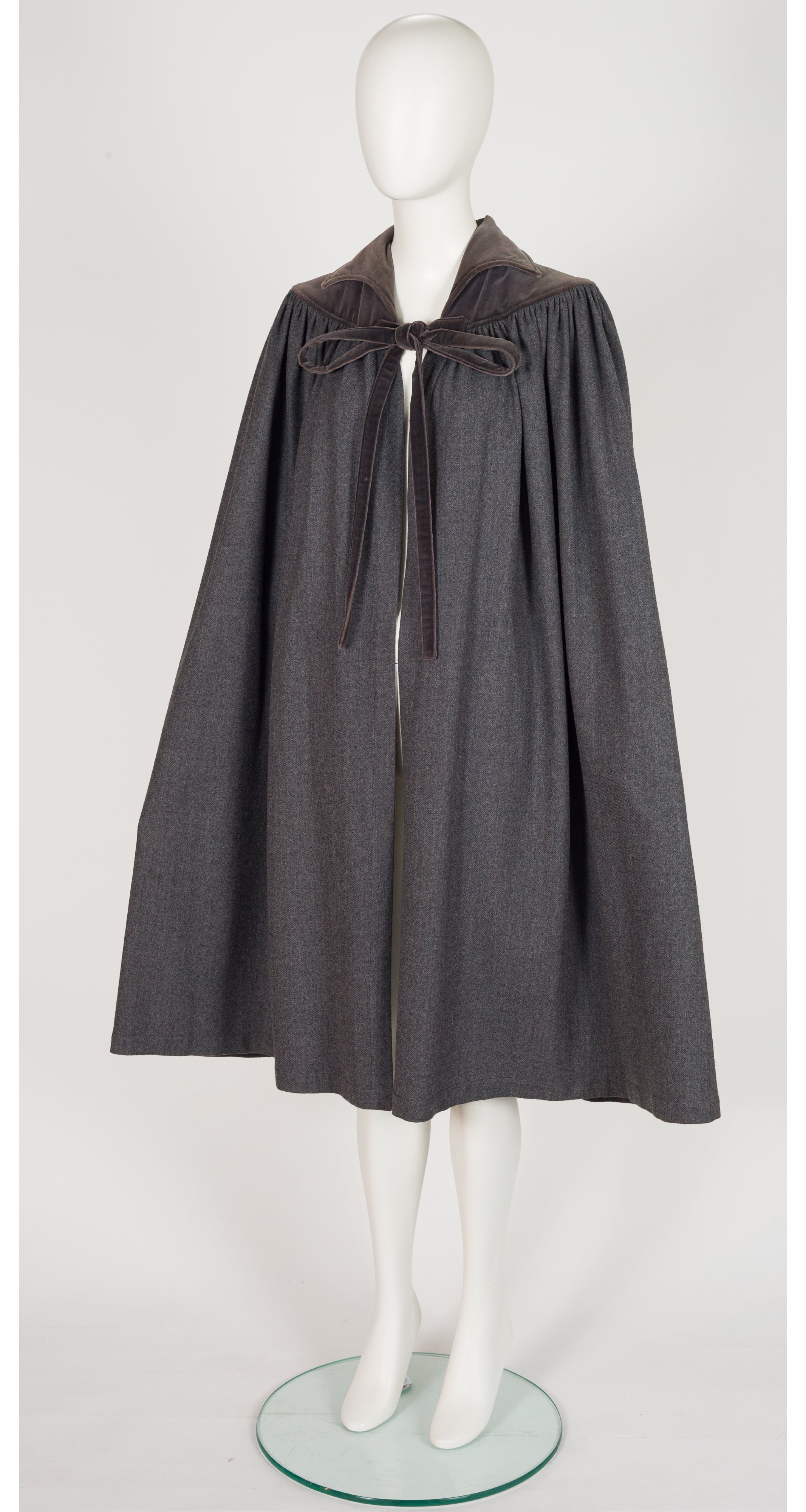 1981 F/W Gray Wool & Velvet Collared Cape