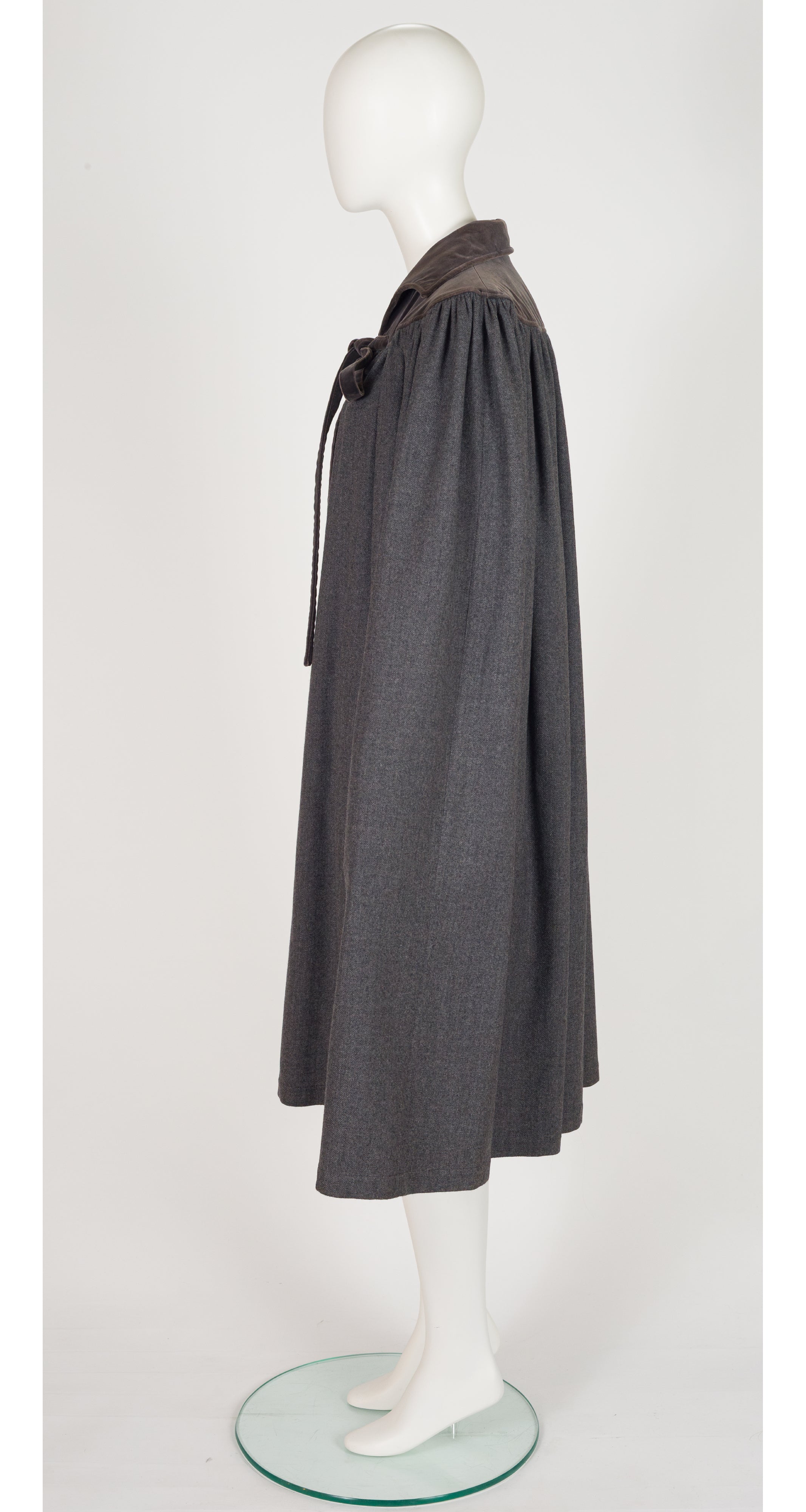 1981 F/W Gray Wool & Velvet Collared Cape
