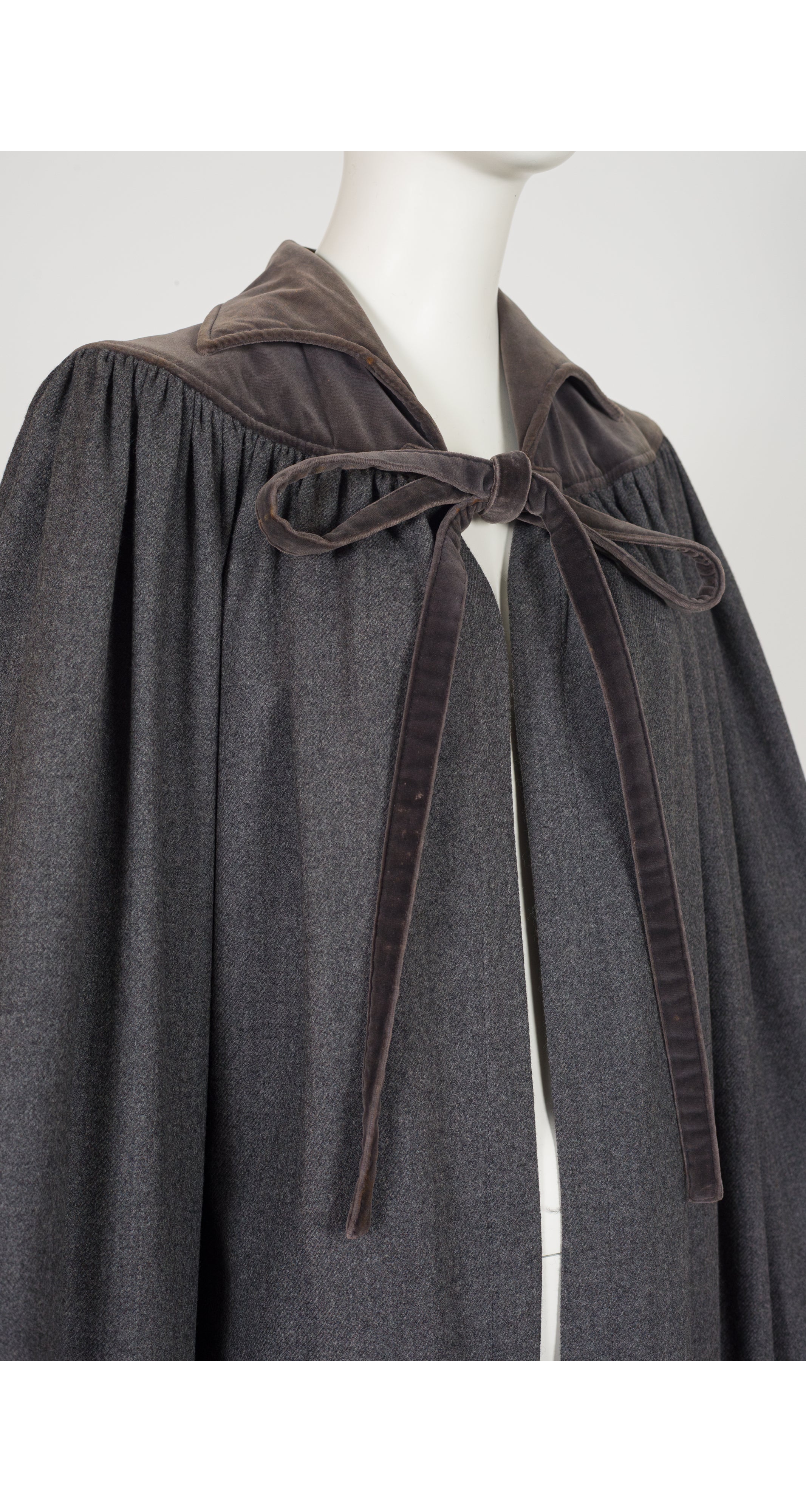 1981 F/W Gray Wool & Velvet Collared Cape
